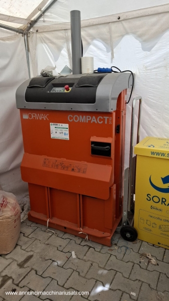 Pressa compattatrice per cartone e plastica