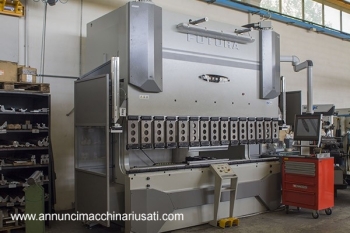 Machine de pliage 6 axes Warcom Future 200-3000 d'occasion