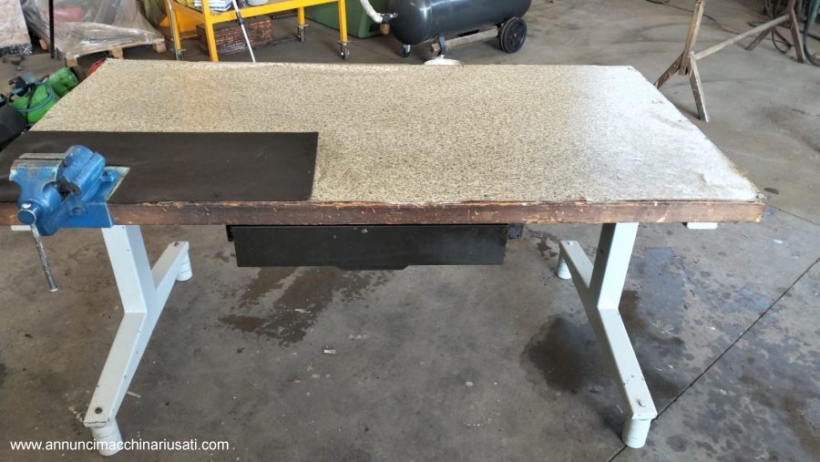 Établi avec plateau en bois et étau