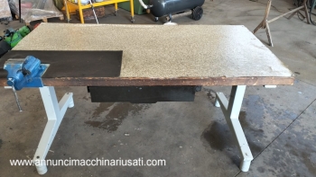 Établi avec plateau en bois et étau