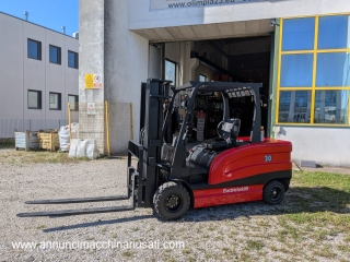 Carrello elevatore elettrico 30 con apertura forche idraulica