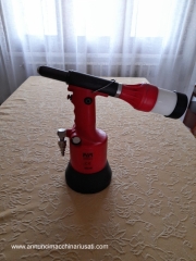 rivettatrice oleopneumatica