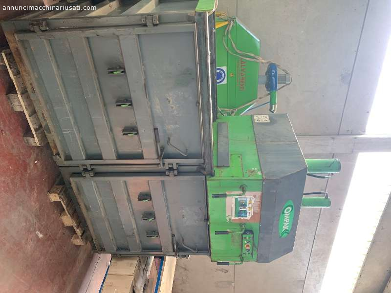 Hydraulic press for paper and cardboard packaging