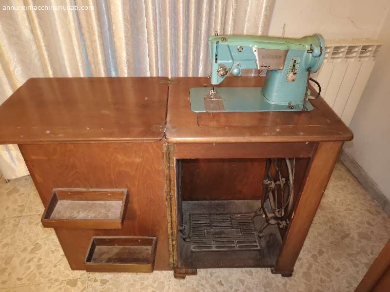 SINGER sewing machine with cabinet in good condition with pe