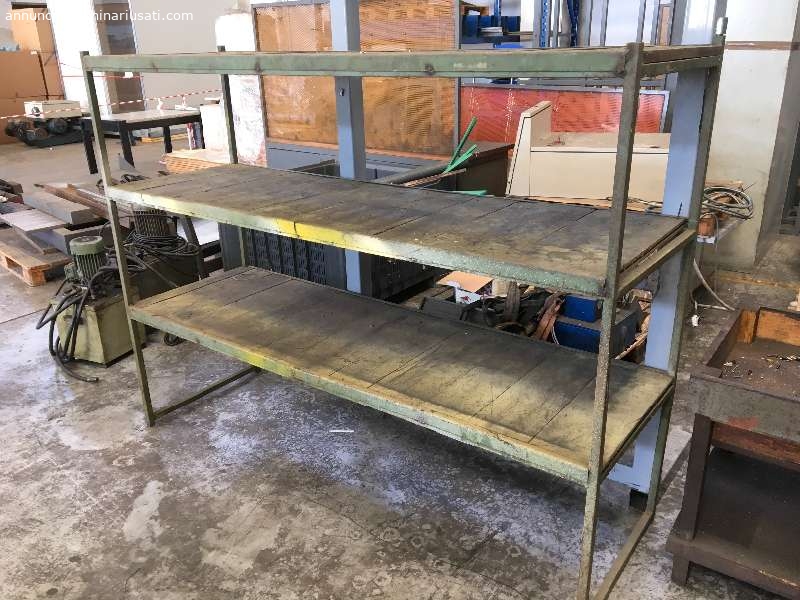 scaffalatura usata con ripiani in legno