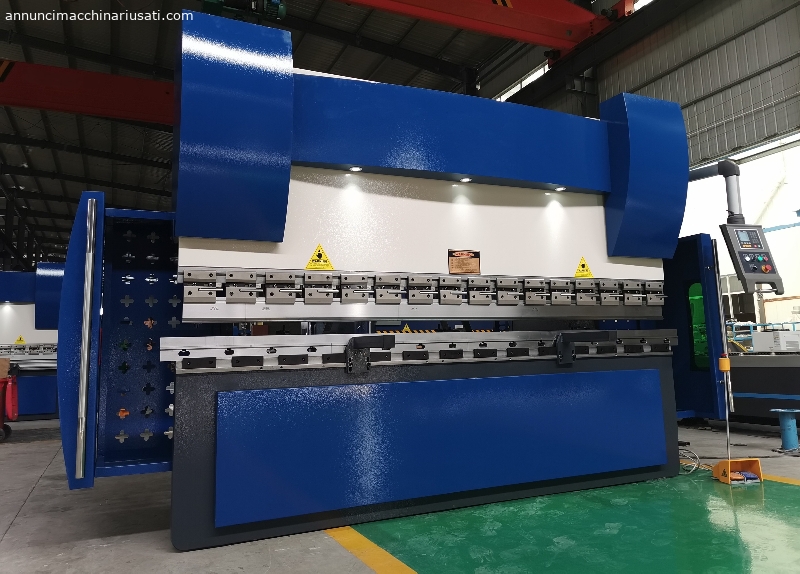 ماكينة الثني الهيدروليكية CNC 125/3200 من بلو لاين