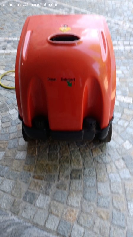 Professional three-phase hot water pressure washer