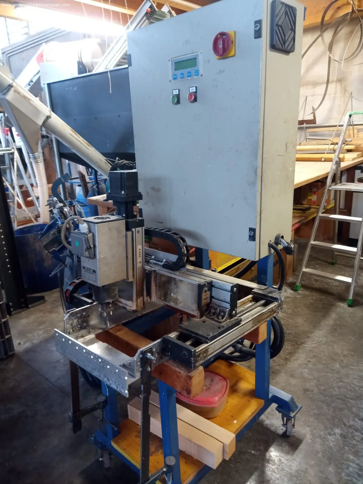Fresatrice a 3 assi per travi in legno