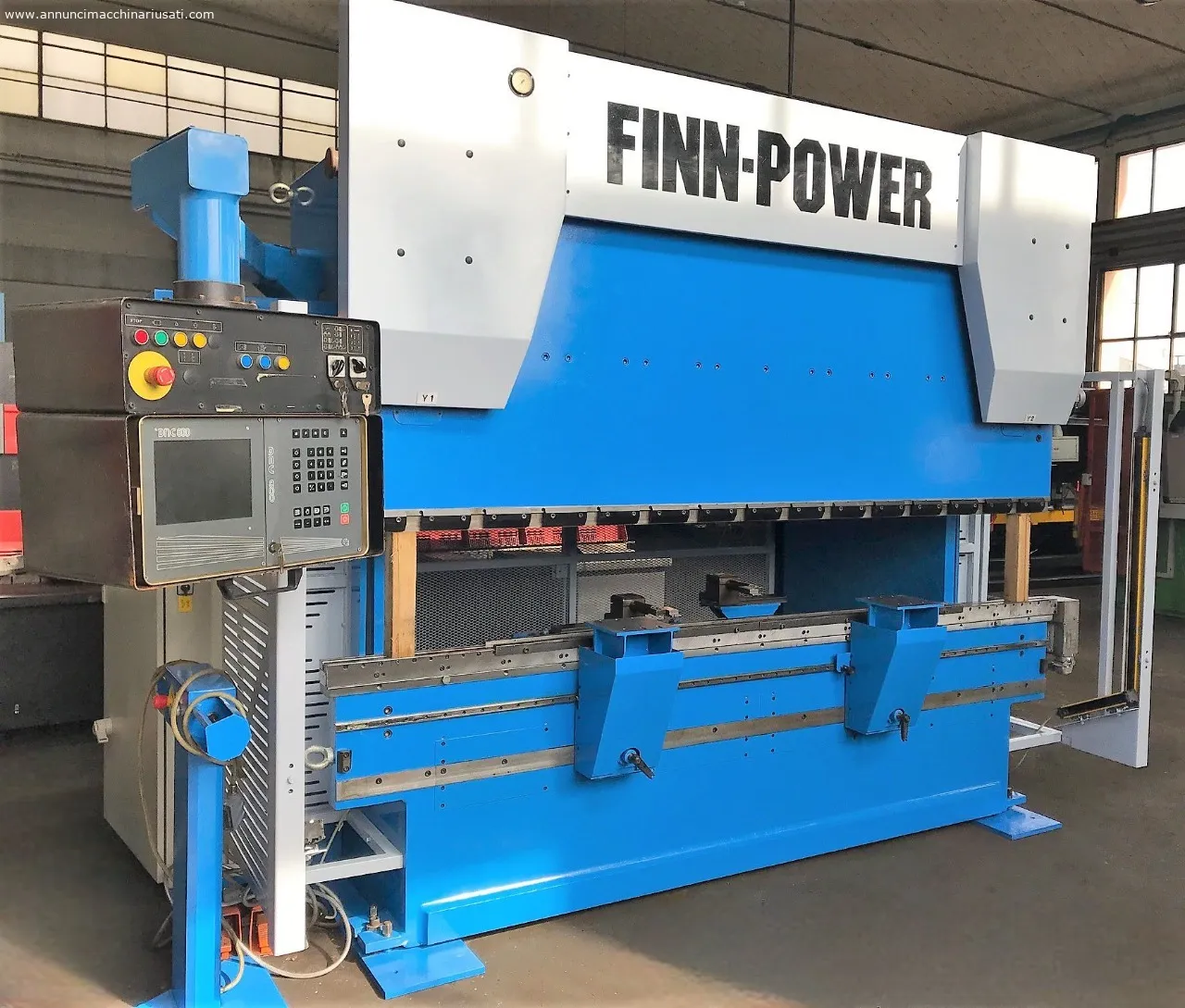 ماكينة ثني الصفائح المعدنية Finn-Power موديل 3050 مم × 160 طن