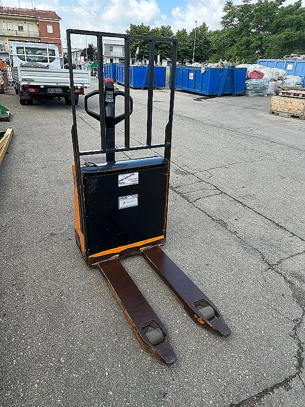 Still electric pallet truck