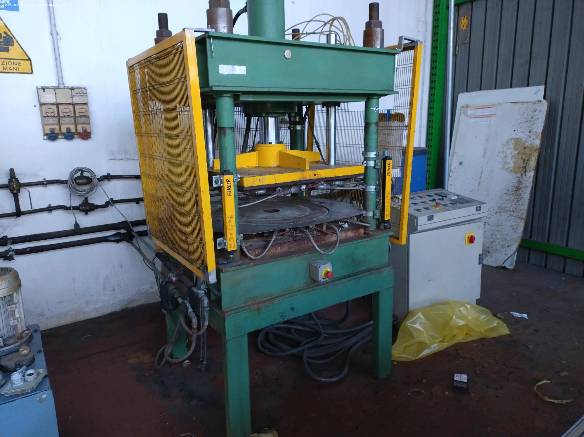 4-column hydraulic hydraulic press.