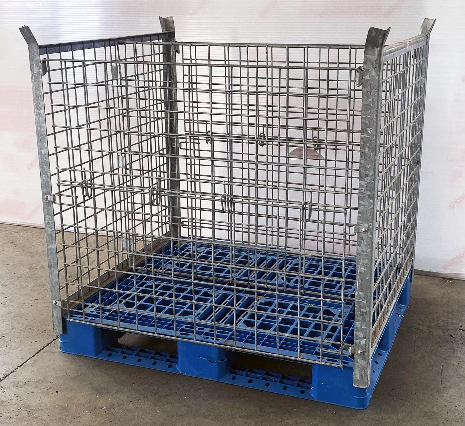 Used wall baskets in galvanized metal wire