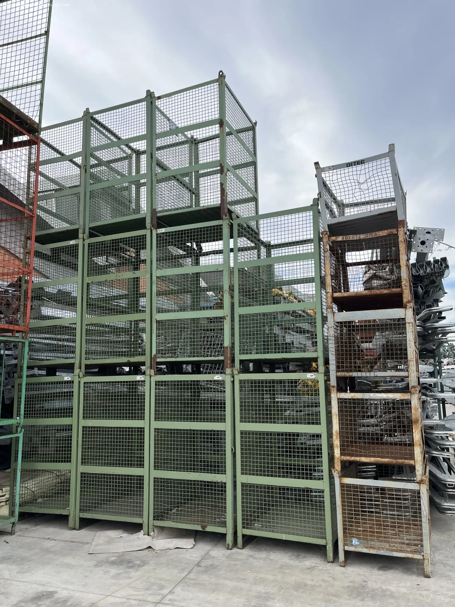 used large wire mesh baskets