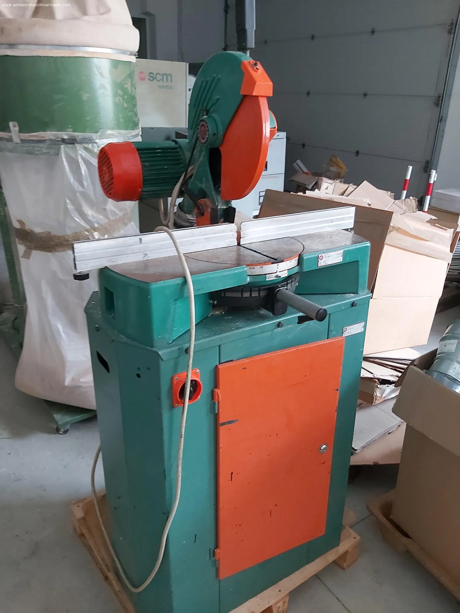 wood miter saw with suction bench