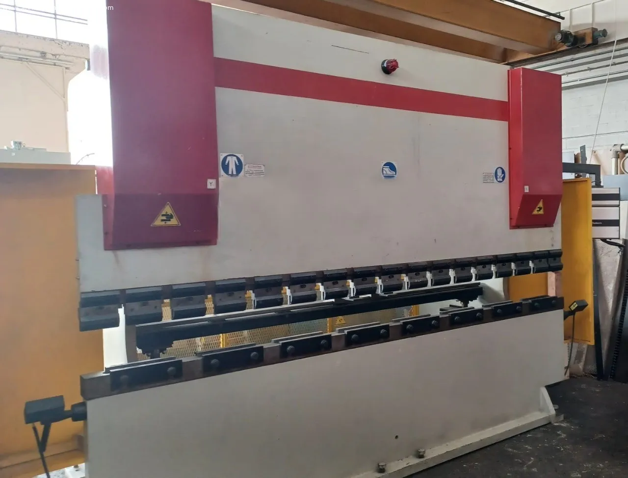 Dobladora de chapa sincronizada Imal Mod 3100 mm x 115 toneladas