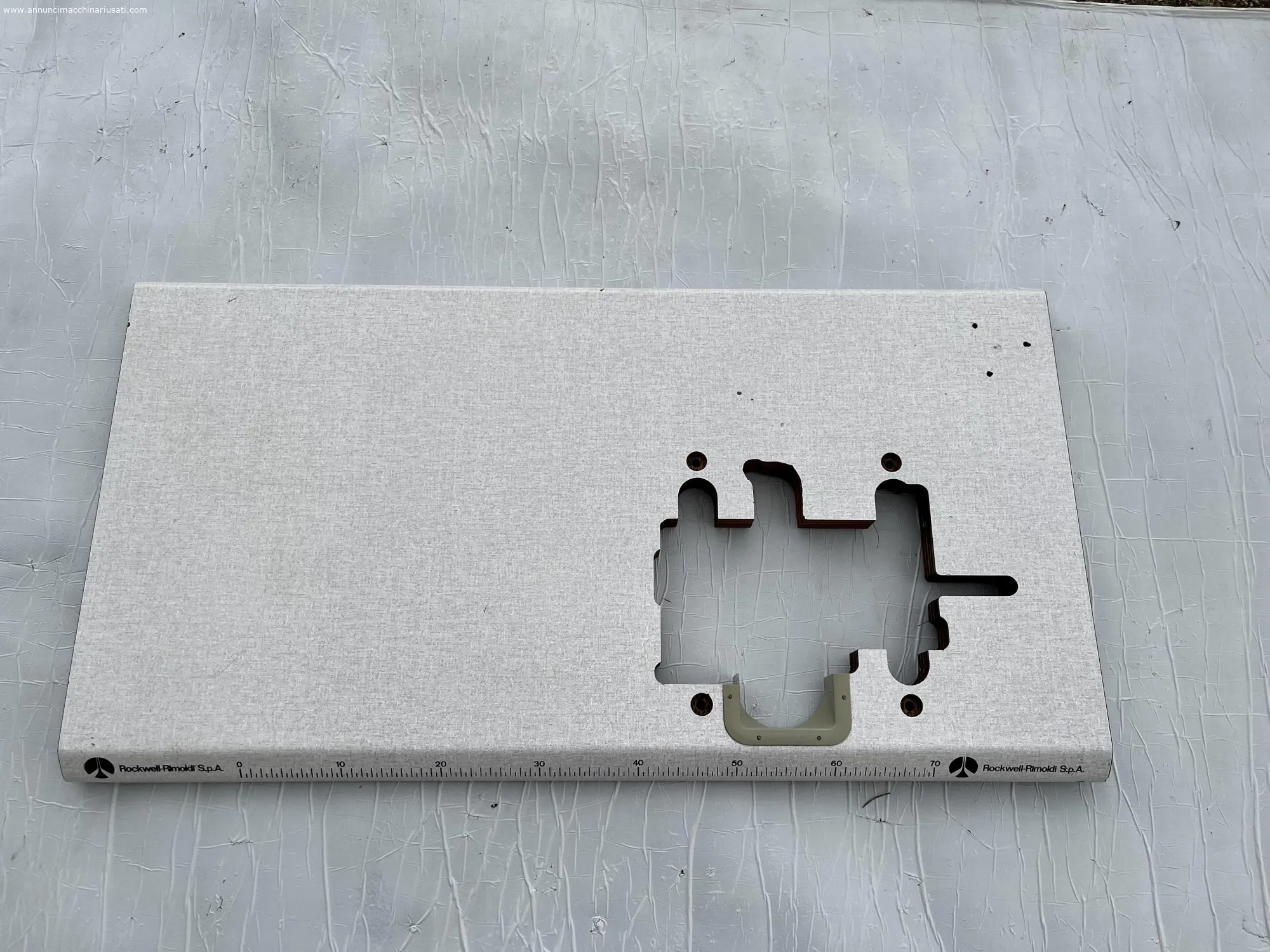 Table pour machine à découper et à coudre industrielle