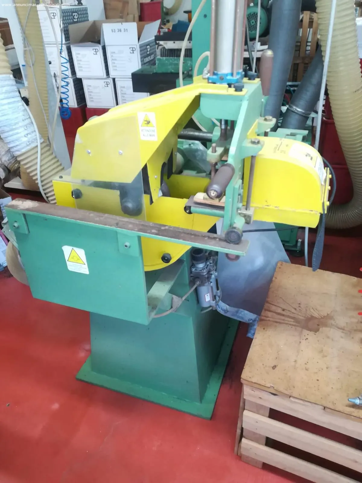 Macchina tagliata chi legno e sughero