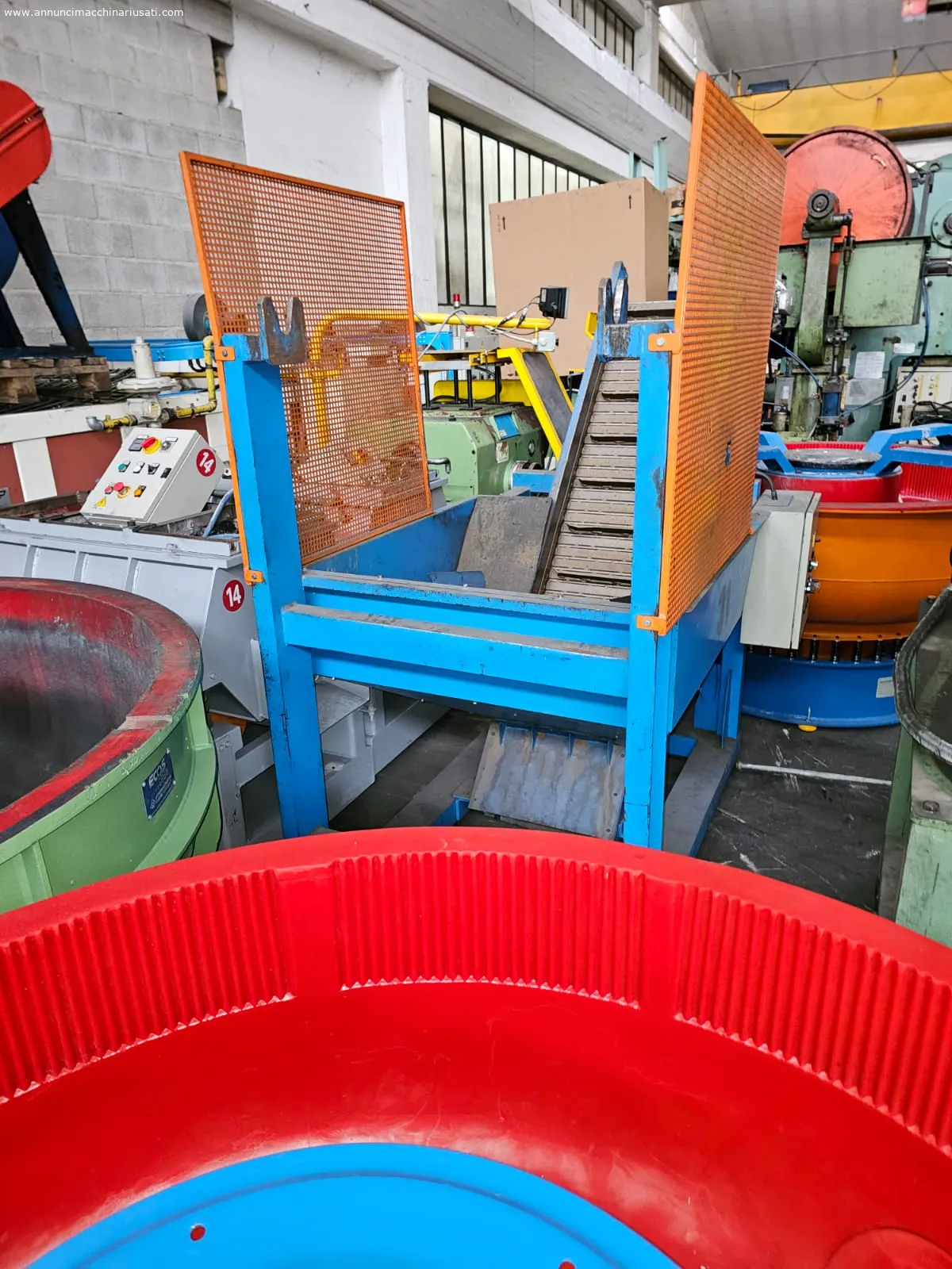 Hopper with conveyor belt 