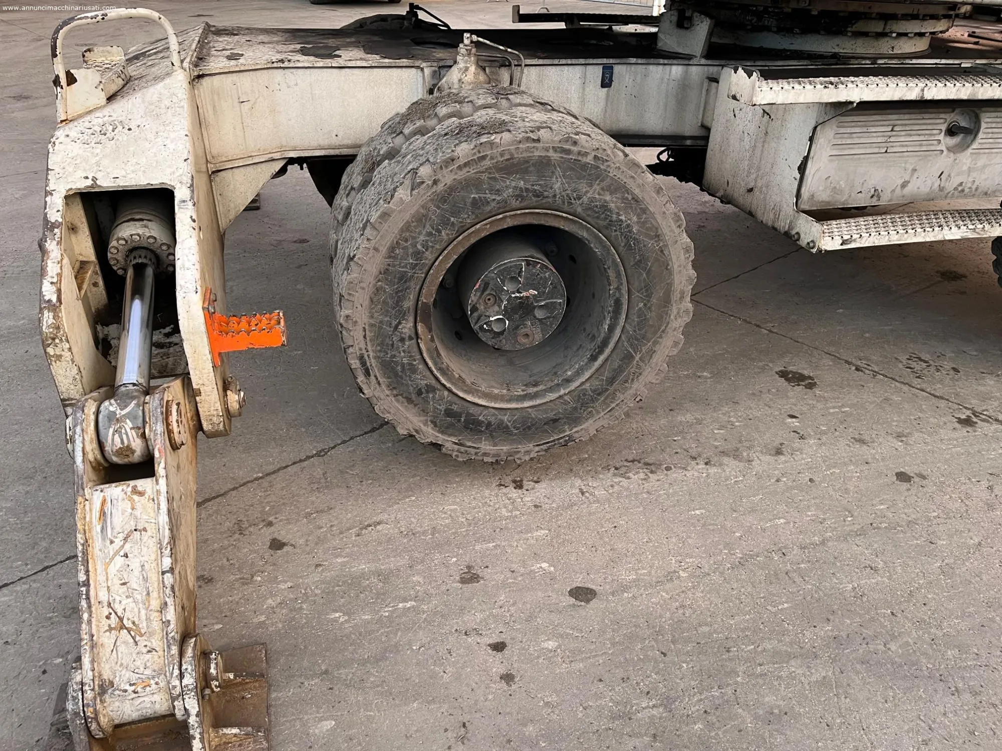 CARGADOR DE NEUMÁTICOS LIEBHERR USADO