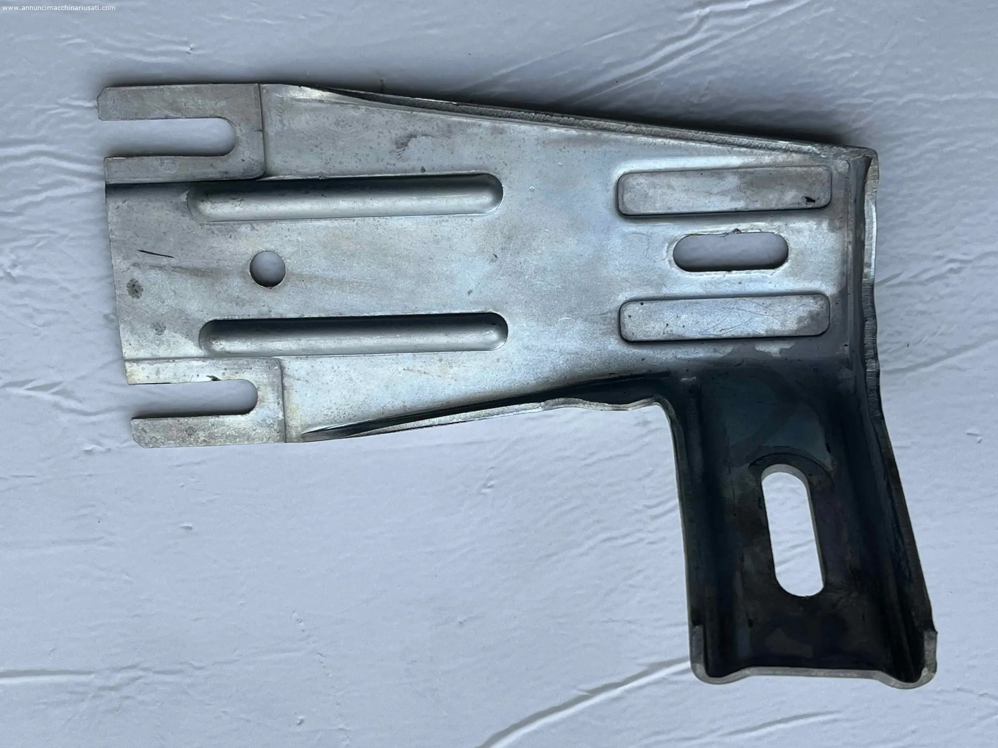 Soporte de fijación del motor de la máquina de coser